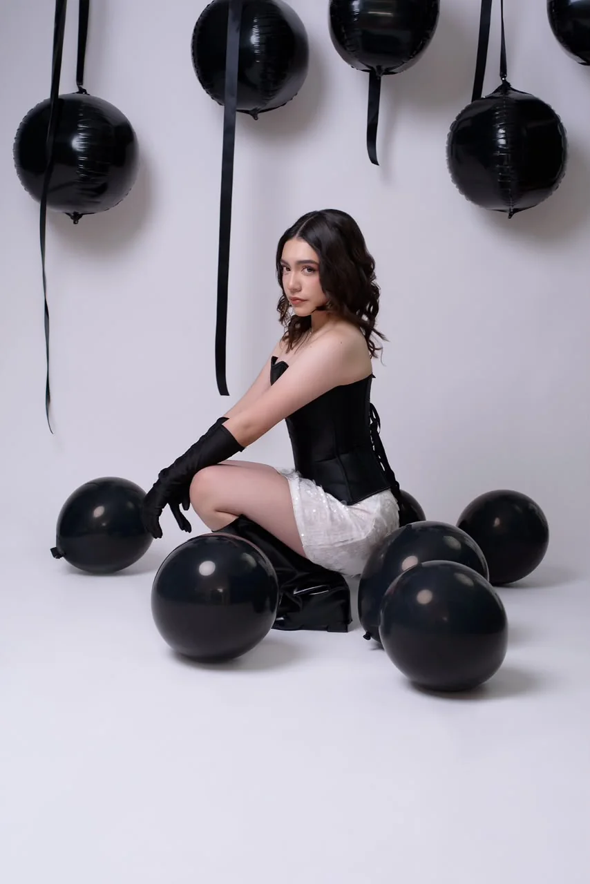 Valentina con globos negros